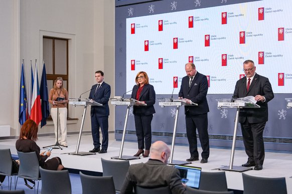 Vláda prodloužila úlevy na naftu a regulaci cen pohonných hmot